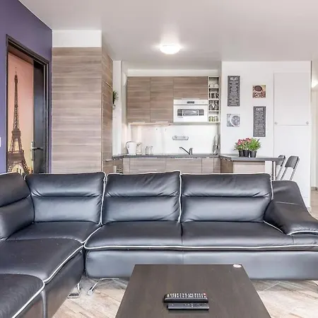 Spacious Flat With Balcony - Ile Denis Id 335 *