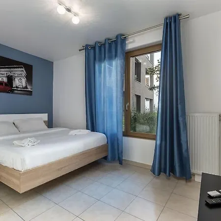 Spacious Flat With Balcony - Ile Denis Id 335